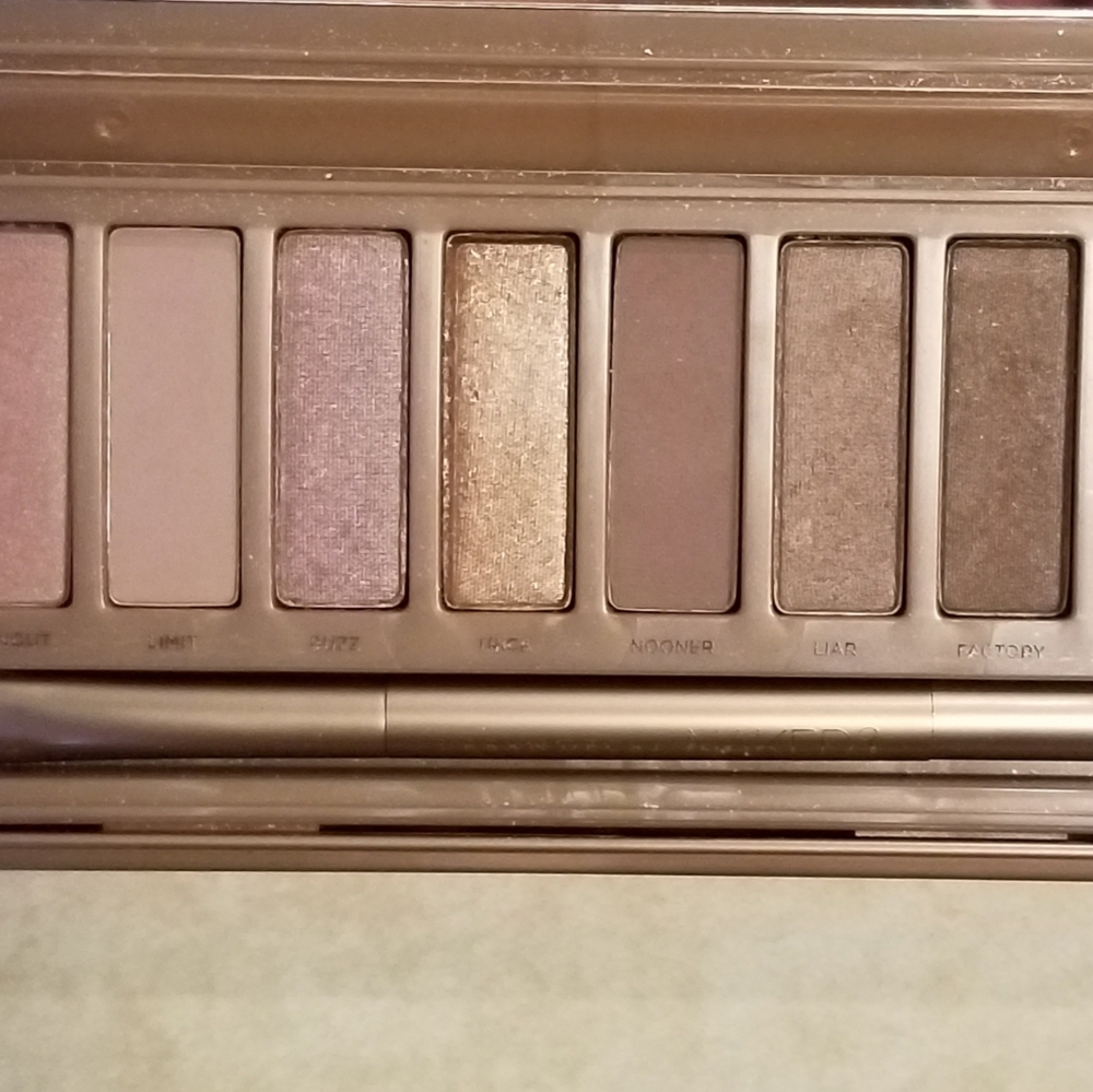 Urban Decay Naked 3 Eyeshadow Palette - Picture 6 of 9